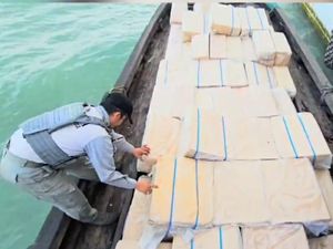 Kapal Tak Berawak Bawa 200 Bal Rokok Ilegal Diamankan Bakamla-Bais di Kepri Kapal Tak Berawak Bawa 200 Bal Rokok Ilegal Diamankan Bakamla-Bais di Kepri