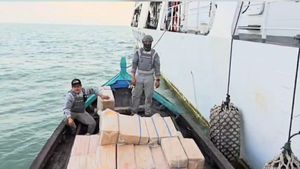 Bakamla Tangkap Kapal Kayu Bermuatan Rokok Ilegal 200 Ball