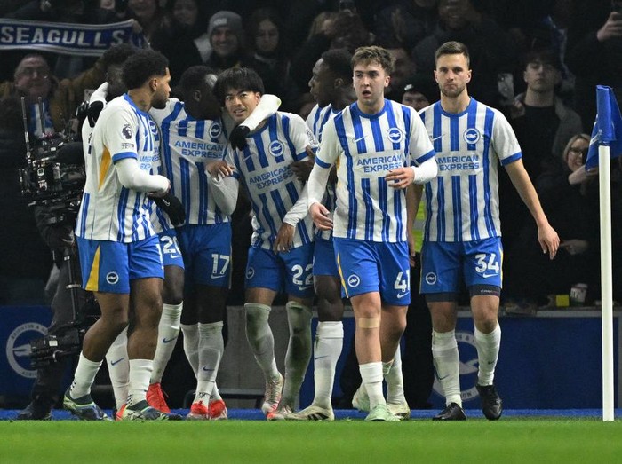BRIGHTON, ENGLAND - FEBRUARY 14: Kaoru Mitoma of Brighton & Hove Albion celebrates with team mates after opening the score during the Premier League match between Brighton & Hove Albion FC and Chelsea FC at Amex Stadium on February 14, 2025 in Brighton, England. (Photo by Mike Hewitt/Getty Images)