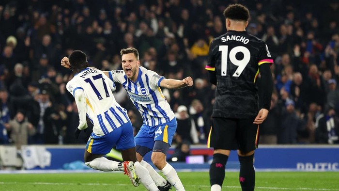 BRIGHTON, ENGLAND - FEBRUARY 14: Yankuba Minteh of Brighton & Hove Albion (L) celebrates scoring his teams second goal with teammate Joel Veltman during the Premier League match between Brighton & Hove Albion FC and Chelsea FC at Amex Stadium on February 14, 2025 in Brighton, England. (Photo by Bryn Lennon/Getty Images)