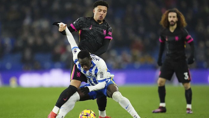 Brighton and Hove Albions Yankuba Minteh shields the ball from Chelseas Jadon Sancho during a Premier League soccer match at the American Express Stadium, in Brighton, England, Friday, Feb. 14, 2025. (Adam Davy/PA via AP)