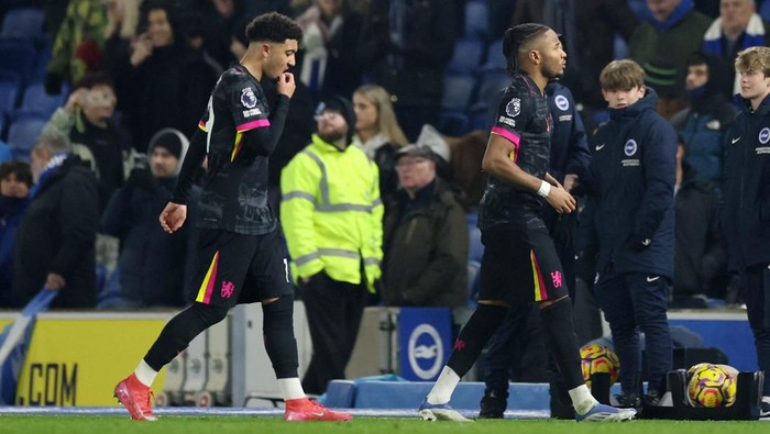 Soccer Football - Premier League - Brighton & Hove Albion v Chelsea - The American Express Community Stadium, Brighton, Britain - February 14, 2025 Chelseas Jadon Sancho and Christopher Nkunku look dejected after the match Action Images via Reuters/Paul Childs EDITORIAL USE ONLY. NO USE WITH UNAUTHORIZED AUDIO, VIDEO, DATA, FIXTURE LISTS, CLUB/LEAGUE LOGOS OR LIVE SERVICES. ONLINE IN-MATCH USE LIMITED TO 120 IMAGES, NO VIDEO EMULATION. NO USE IN BETTING, GAMES OR SINGLE CLUB/LEAGUE/PLAYER PUBLICATIONS. PLEASE CONTACT YOUR ACCOUNT REPRESENTATIVE FOR FURTHER DETAILS..