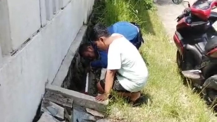 Damkar bantu warga ambilkan bola yang masuk got di Bogor Damkar bantu warga ambilkan bola yang masuk got di Bogor