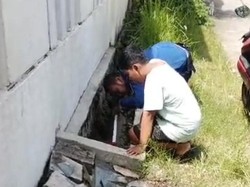 Bola Anak-anak Jatuh ke Got, Minta Petugas Damkar Bantu Ambilkan