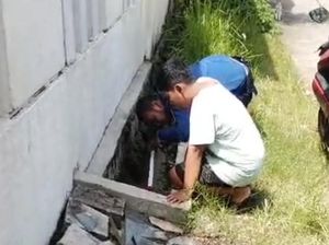 Bola Anak-anak Jatuh ke Got, Minta Petugas Damkar Bantu Ambilkan Bola Anak-anak Jatuh ke Got, Minta Petugas Damkar Bantu Ambilkan