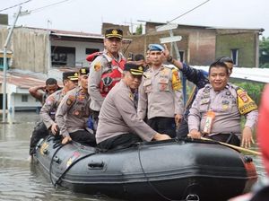 Naik Perahu Karet, Kapolrestabes Makassar Salurkan Bantuan ke Korban Banjir