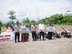 Kapolri Beri Bantuan Traktor hingga Mesin Penanam Jagung ke Petani Bantul