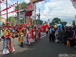 Meriahnya Kirab Cap Go Meh di Pecinan Magelang, Diramaikan Barongsai-Jathilan