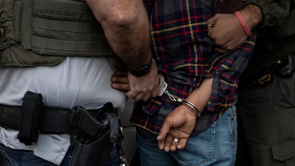 Momen Polisi AS Tangkap Imigran Gelap