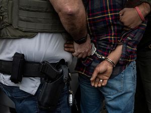 Momen Polisi AS Tangkap Imigran Gelap Momen Polisi AS Tangkap Imigran Gelap