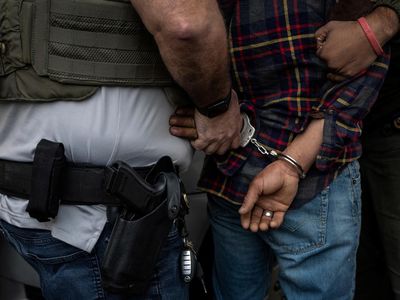 Momen Polisi AS Tangkap Imigran Gelap