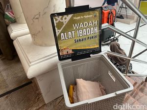 Sekali Pakai, Mukena di Masjid Ini Langsung Diganti Tiap Waktu Salat Sekali Pakai, Mukena di Masjid Ini Langsung Diganti Tiap Waktu Salat