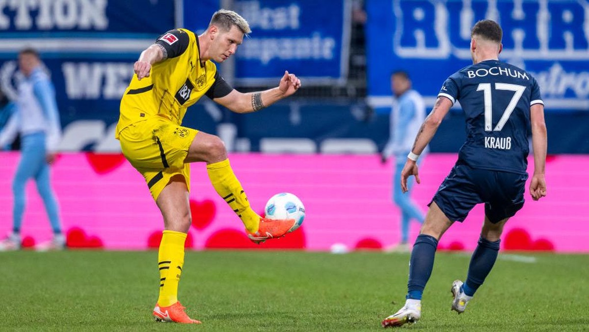 Bek Borussia Dortmund Niklas Süle (kiri) mendapat kawalan dari pemain Bochum, Tom Krauß. Foto: dpa/picture alliance via Getty I/picture alliance
