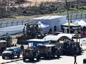 Ratusan Tahanan Palestina Tiba di Tepi Barat Usai Hamas Bebaskan 3 Sandera Ratusan Tahanan Palestina Tiba di Tepi Barat Usai Hamas Bebaskan 3 Sandera