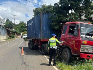 2 Truk Kontainer Kecelakaan di Mantingan Jepara 2 Truk Kontainer Kecelakaan di Mantingan Jepara