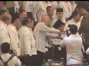 Momen Prabowo Cium Tangan Try Sutrisno saat Tiba di HUT Ke-17 Gerindra