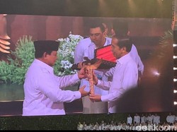 Momen Prabowo Cipika-cipiki dan Beri Keris ke Jokowi di HUT Ke-17 Gerindra