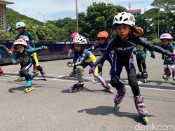 Adu Cepat Para Bocah di Lintasan Sepatu Roda Saparua Bandung
