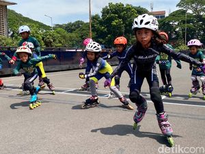 Adu Cepat Para Bocah di Lintasan Sepatu Roda Saparua Bandung Adu Cepat Para Bocah di Lintasan Sepatu Roda Saparua Bandung
