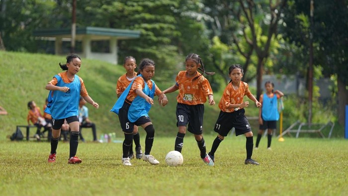 1.225 siswi di wilayah semarang mengikuti turnamen sepakbola putri. Mereka berasal dari Madrasah Ibtidaiyah (MI) dan Sekolah Dasar (SD).