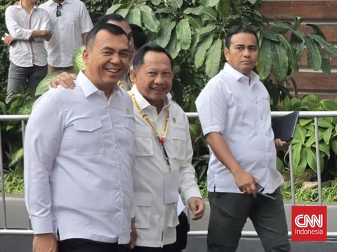 Wakil Menteri Imigrasi dan Koreksi Silmy Karim dan Menteri Dalam Negeri Tito Karnavian menghadiri peringatan 17 tahun partai Gerindra di SICC pada hari Sabtu (15/2). (Pahami.id/Taufiq Hidayatullah)