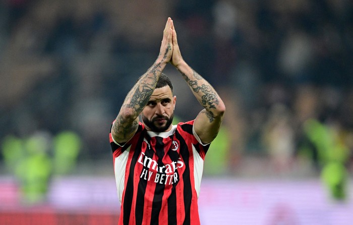 SOCCER-ITALY-MIL-ROM/REPORT Soccer Football - Coppa Italia - Quarter Final - AC Milan v AS Roma - San Siro, Milan, Italy - February 5, 2025 AC Milan's Kyle Walker applauds fans after the match REUTERS/Daniele Mascolo