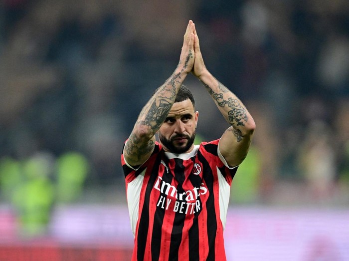 Soccer Football - Coppa Italia - Quarter Final - AC Milan v AS Roma - San Siro, Milan, Italy - February 5, 2025 AC Milan's Kyle Walker applauds fans after the match REUTERS/Daniele Mascolo