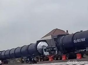 Evakuasi Rombongan Truk Angkut Tabung Raksasa Terjebak di Tol Klaten Evakuasi Rombongan Truk Angkut Tabung Raksasa Terjebak di Tol Klaten