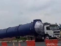 Cerita Warga soal Truk Angkut Tabung Raksasa Terjebak di Tol Klaten