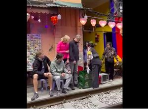 Nonton Kereta Api Tanpa Beli Kopi, Turis-turis Diusir Pemilik Kedai