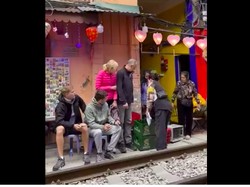 Nonton Kereta Api Tanpa Beli Kopi, Turis-turis Diusir Pemilik Kedai