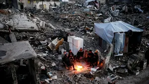 Potret Warga Gaza yang Menunggu Bantuan di Tengah Reruntuhan Bangunan