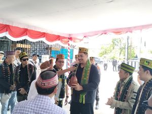 Ritual Adat Manggarai Sambut Duel Badminton 4 Artis Vs Taufik Hidayat Ritual Adat Manggarai Sambut Duel Badminton 4 Artis Vs Taufik Hidayat