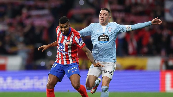 Atletico Madrid, Celta Vigo MADRID, SPAIN - FEBRUARY 15: Reinildo Mandava of Atletico de Madrid is put under pressure by Iago Aspas of Celta Vigo during the La Liga EA Sports match between Atletico de Madrid and RC Celta de Vigo at Riyadh Air Metropolitano on February 15, 2025 in Madrid, Spain. (Photo by Florencia Tan Jun/Getty Images)