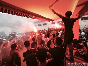 Riuh Bobotoh Usai Persib Imbangi Persija Riuh Bobotoh Usai Persib Imbangi Persija