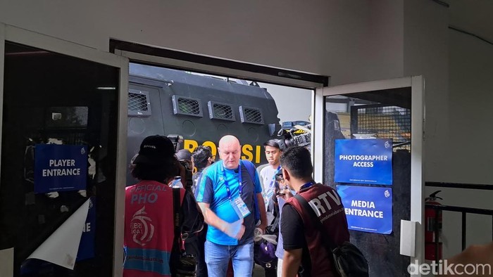 Bojan Hodak dan Persib Bandung menggunakan rantis saat menuju ke Stadion menjelang duel dengan Persija Jakarta.