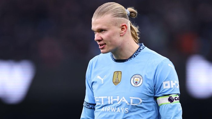 Erling Haaland MANCHESTER, ENGLAND - FEBRUARY 15: Erling Haaland of Manchester City wearing the captains armband during the Premier League match between Manchester City FC and Newcastle United FC at Etihad Stadium on February 15, 2025 in Manchester, England. (Photo by Robbie Jay Barratt - AMA/Getty Images)