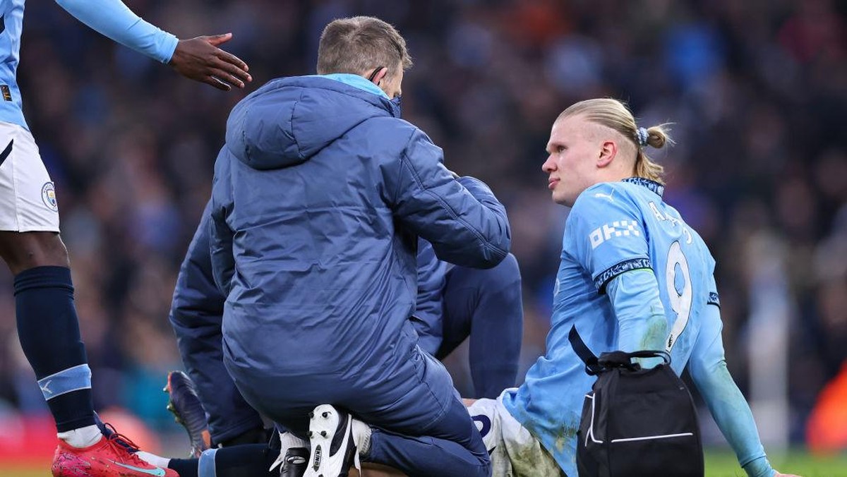 Haaland mengalami cedera lutut saat melawan Newcastle. Foto: Getty Images/Robbie Jay Barratt - AMA