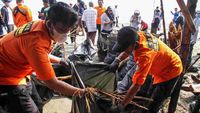HUT ke-53, Basarnas Bersih-bersih Sampah di Pantai Ujong Blang Aceh