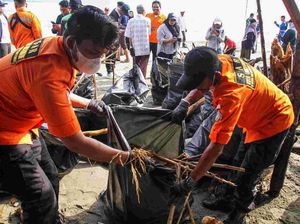 HUT ke-53, Basarnas Bersih-bersih Sampah di Pantai Ujong Blang Aceh