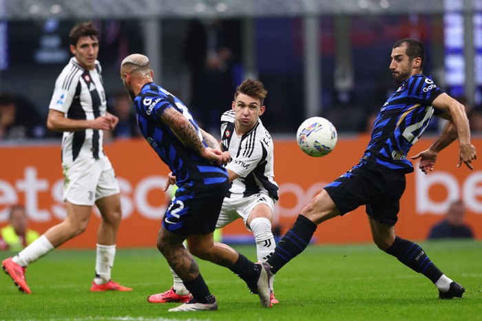 MILAN, ITALY - OCTOBER 27: Francisco Conceicao of Juventus FC is challenged by Henrikh Mkhitaryan of FC Internazionale and Federico Dimarco of FC Internazionale during the Serie A match between FC Internazionale and Juventus at Stadio Giuseppe Meazza on October 27, 2024 in Milan, Italy. (Photo by Francesco Scaccianoce/Getty Images)