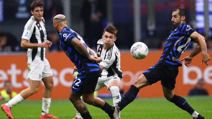 MILAN, ITALY - OCTOBER 27: Francisco Conceicao of Juventus FC is challenged by Henrikh Mkhitaryan of FC Internazionale and Federico Dimarco of FC Internazionale during the Serie A match between FC Internazionale and Juventus at Stadio Giuseppe Meazza on October 27, 2024 in Milan, Italy. (Photo by Francesco Scaccianoce/Getty Images)