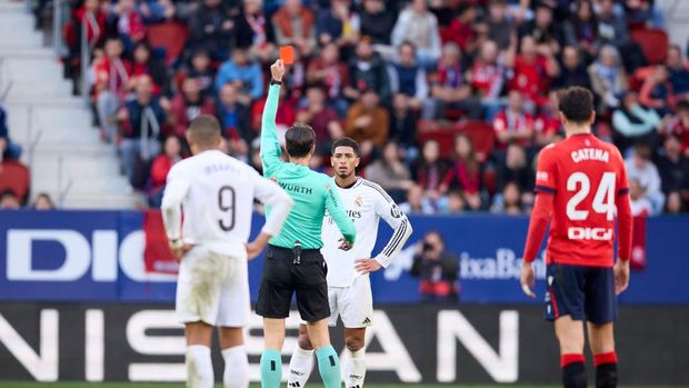  Jude Bellingham of Real Madrid CF receives a red card during the LaLiga EA Sports match between CA Osasuna and Real Madrid CF at Estadio El Sadar on February 15, 2025 in Pamplona, Spain. (Photo by Ion Alcoba Beitia/Getty Images)