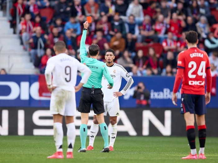 PAMPLONA, SPAIN - FEBRUARY 15: Jude Bellingham of Real Madrid CF receives a red card during the LaLiga EA Sports match between CA Osasuna and Real Madrid CF at Estadio El Sadar on February 15, 2025 in Pamplona, Spain. (Photo by Ion Alcoba Beitia/Getty Images)