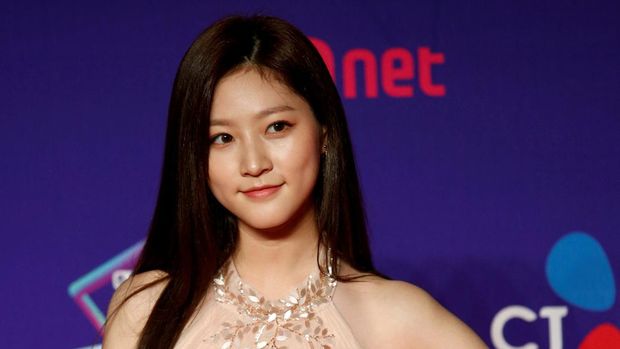 FILE PHOTO: South Korean actor Kim Sae-ron poses on the red carpet during the Mnet Asian Music Awards in Hong Kong, China December 1, 2017. REUTERS/Bobby Yip/File Photo