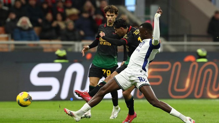 MILAN, ITALY - FEBRUARY 15: Tijjani Reijnders of AC Milan battles for possession with Cheikh Niasse of Hellas Verona during the Serie A match between AC Milan and Verona at Stadio Giuseppe Meazza on February 15, 2025 in Milan, Italy. (Photo by Marco Luzzani/Getty Images)