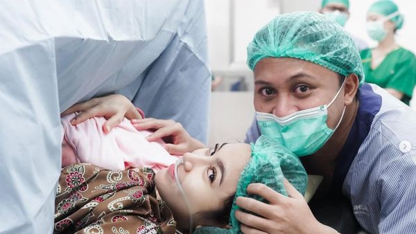 6 Potret Mahalini Lahiran Anak Pertama, Penuh Haru Didampingi Suami