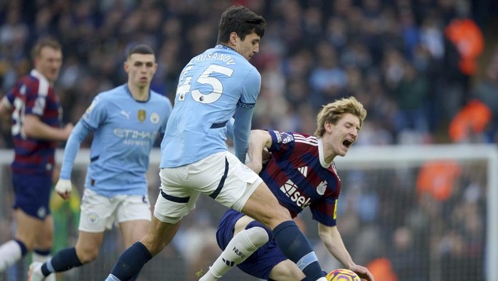 Manchester Citys Abdukodir Khusanov vies for the ball with Newcastles Anthony Gordon, right, during the English Premier League soccer match between Manchester City and Newcastle United at Etihad stadium in Manchester, England, Saturday, Feb. 15, 2025. (AP Photo/Ian Hodgson)