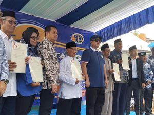 Video: Menteri Nusron Serahkan 5 SHGB Elektronik ke Warga Muara Angke Jakut Video: Menteri Nusron Serahkan 5 SHGB Elektronik ke Warga Muara Angke Jakut