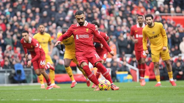  (THE SUN OUT, THE SUNDAY ON SUNDAY OUT) Mohamed Salah of Liverpool scores his team's second goal from the penalty-spot during the Premier League match between Liverpool FC and Wolverhampton Wanderers FC at Anfield on February 16, 2025 in Liverpool, England. (Photo by Liverpool FC/Liverpool FC via Getty Images)